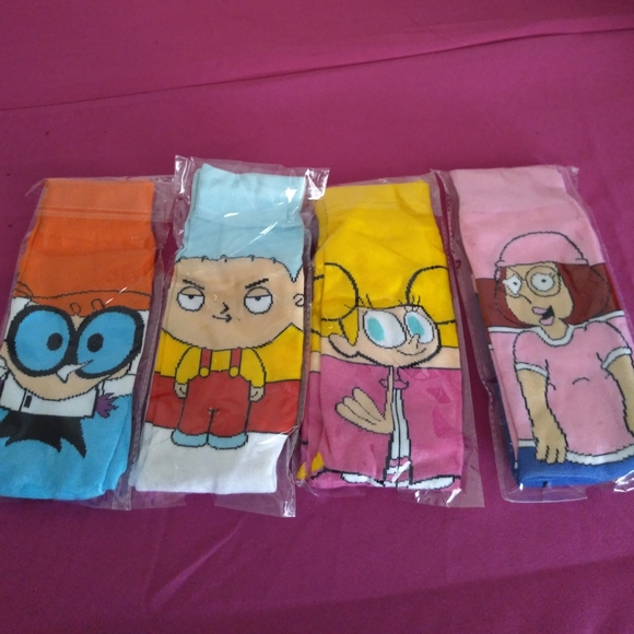 BUNDLE OF 4 PAIR OF NEW SOCKS - Picture 2 of 2